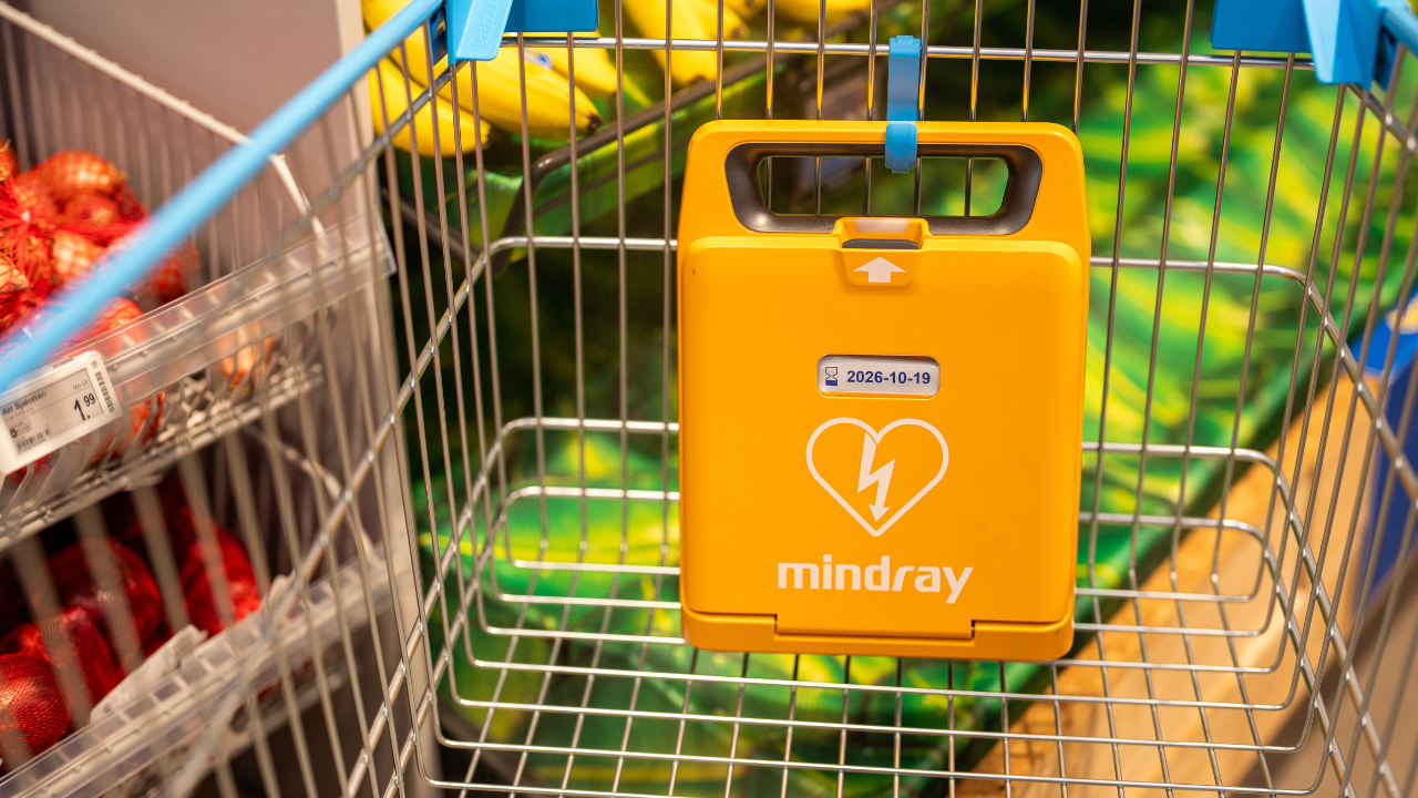 un d&eacute;fibrillateur dans le supermarch&eacute;