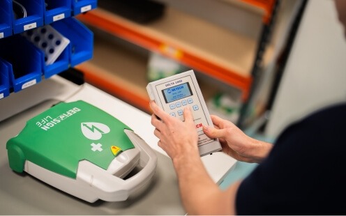 Contrôle du DAE Un DAE DefiSign est testé à l'aide d'un test de choc au Medisol Service Center.