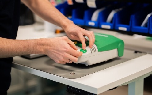 Inspection des DAE Un DefiSign est approuvé après vérification au Medisol Service Center et reçoit un autocollant.