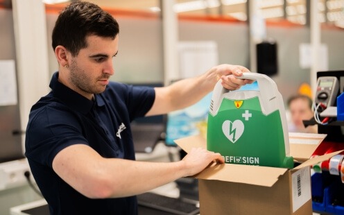 Après la maintenance, nous vous renvoyons le DAE. Een DefiSign AED wordt in een doos gestopt voor retour na een controle in het Medisol Service Center.